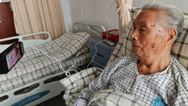 95岁的郑蔚在医院病床上以视像受审。